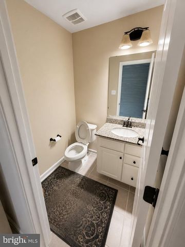 5 GOODYEAR LN, Burlington, NJ 08016