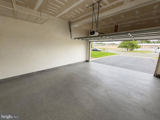 5 GOODYEAR LN, Burlington, NJ 08016