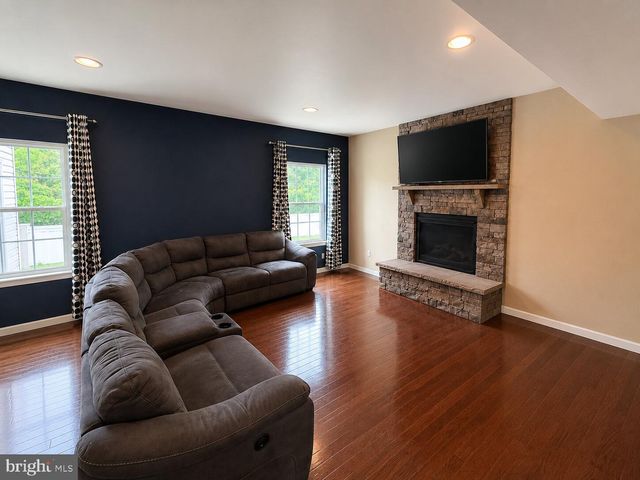 5 GOODYEAR LN, Burlington, NJ 08016