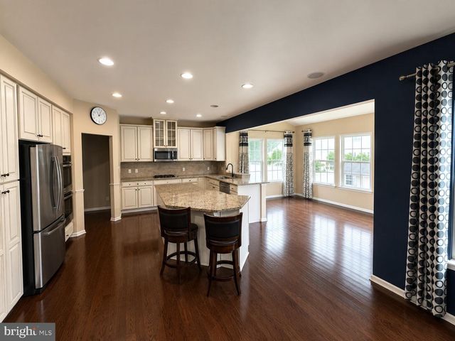 5 GOODYEAR LN, Burlington, NJ 08016