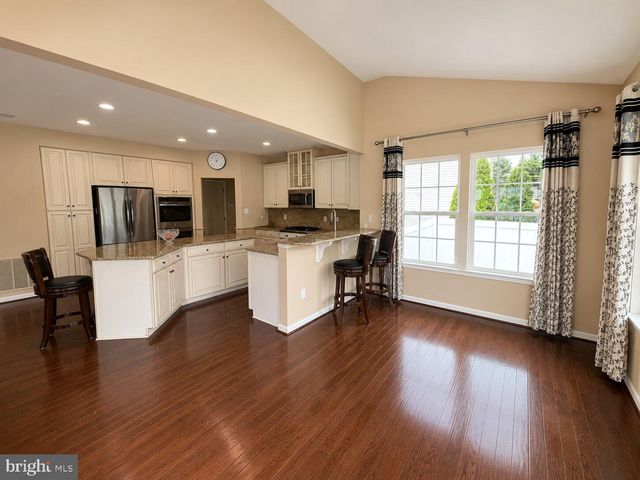 5 GOODYEAR LN, Burlington, NJ 08016
