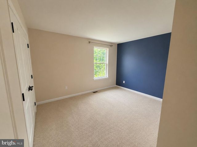 5 GOODYEAR LN, Burlington, NJ 08016