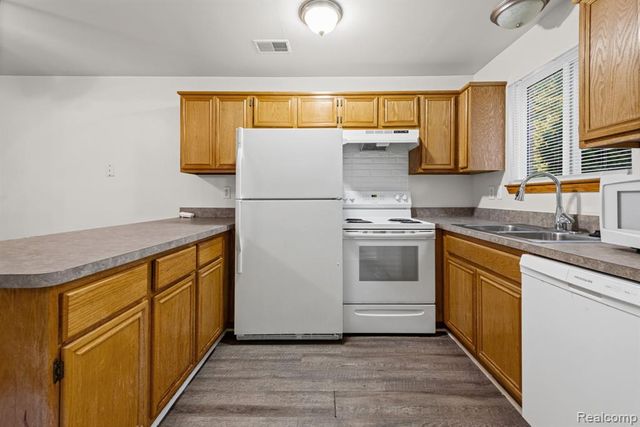 30184 Wedgewood Circle, Roseville, MI 48066