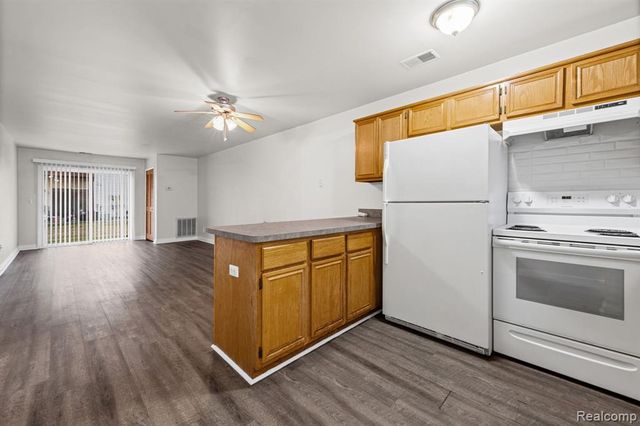 30184 Wedgewood Circle, Roseville, MI 48066