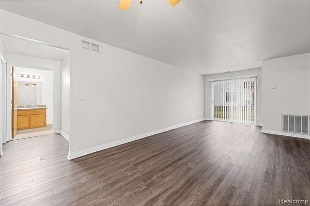 30184 Wedgewood Circle, Roseville, MI 48066