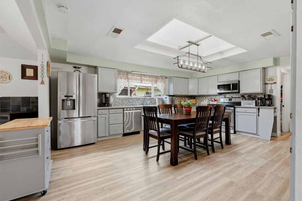 Image 10 of property listing at 428 S A Street, Madera, CA 93638