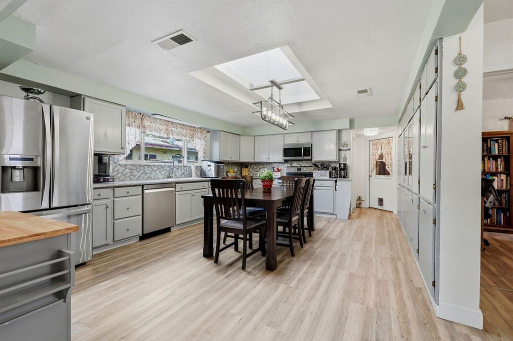 Image 11 of property listing at 428 S A Street, Madera, CA 93638