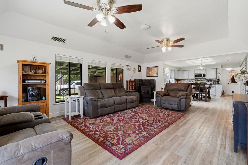 Image 6 of property listing at 428 S A Street, Madera, CA 93638