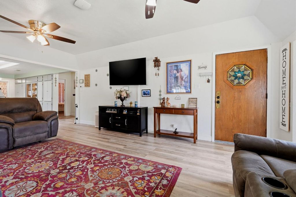 Image 7 of property listing at 428 S A Street, Madera, CA 93638