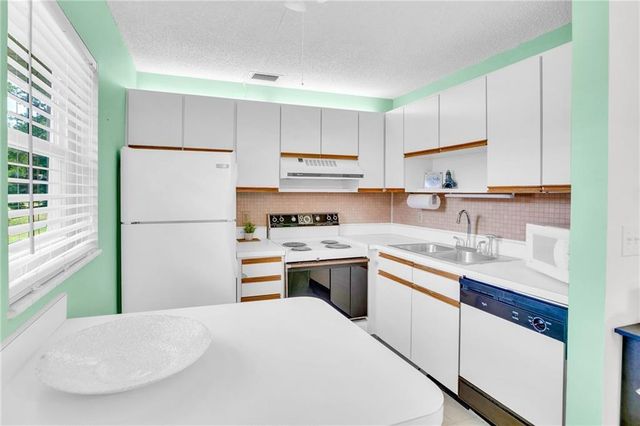 6 Vista Palm Lane 202, Vero Beach, FL 32962