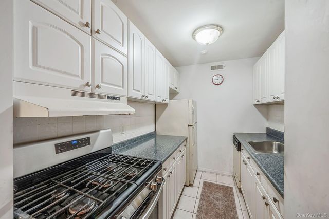 312 Artist Lake Drive 312, Middle Island, NY 11953
