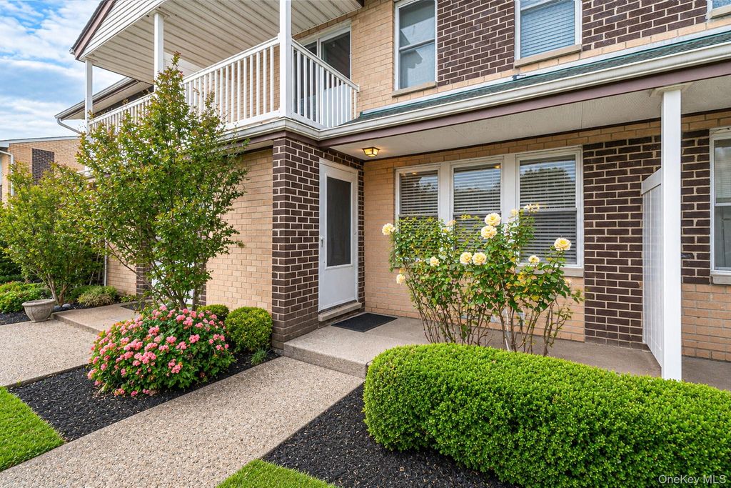 312 Artist Lake Drive 312, Middle Island, NY 11953