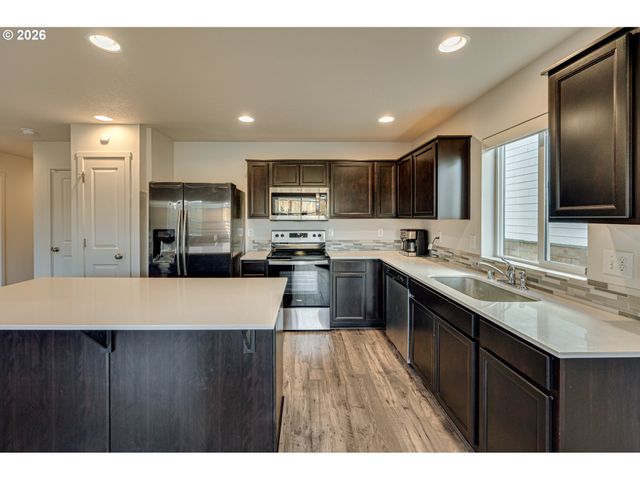 2102 S SANDHILL Way, Ridgefield, WA 98642