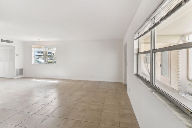 447 Saxony J Way 447-J, Delray Beach, FL 33446