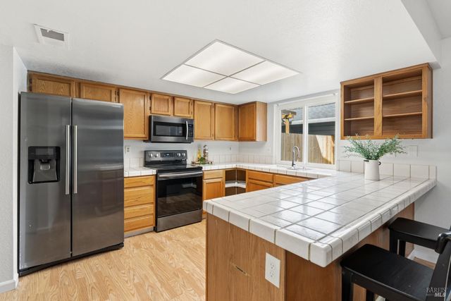 131 Cambridge Dr, Vacaville, CA 95687