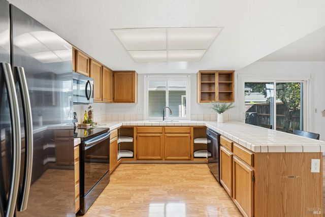 131 Cambridge Dr, Vacaville, CA 95687