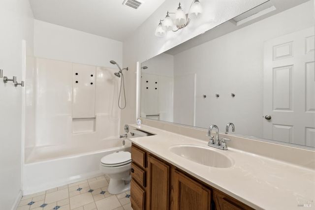 131 Cambridge Dr, Vacaville, CA 95687