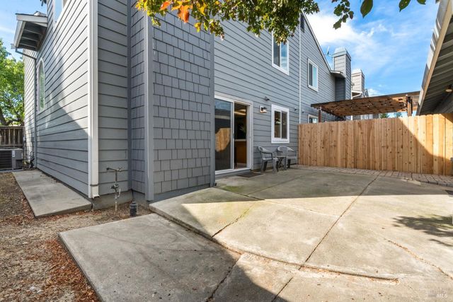 131 Cambridge Dr, Vacaville, CA 95687