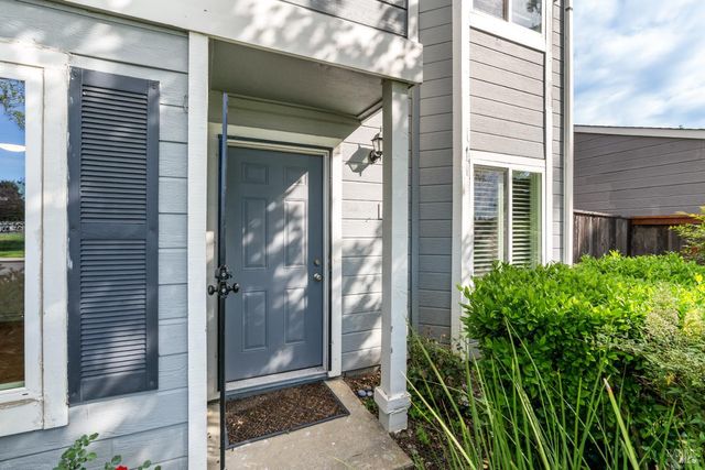 131 Cambridge Dr, Vacaville, CA 95687