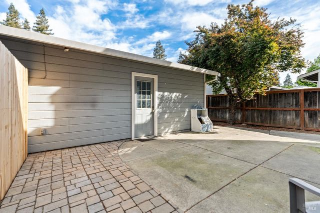 131 Cambridge Dr, Vacaville, CA 95687