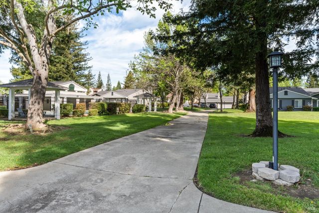 131 Cambridge Dr, Vacaville, CA 95687