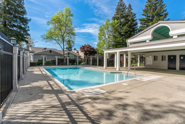 131 Cambridge Dr, Vacaville, CA 95687