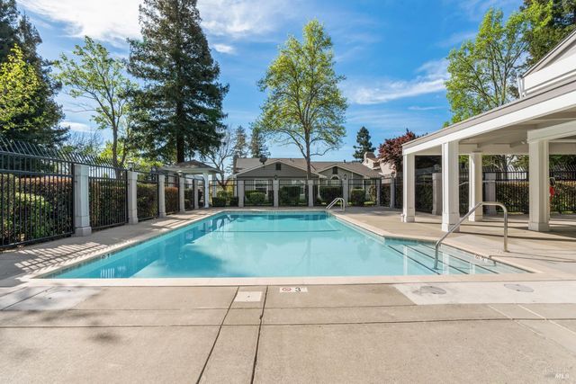 131 Cambridge Dr, Vacaville, CA 95687