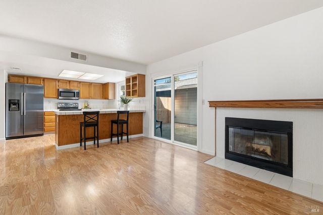 131 Cambridge Dr, Vacaville, CA 95687