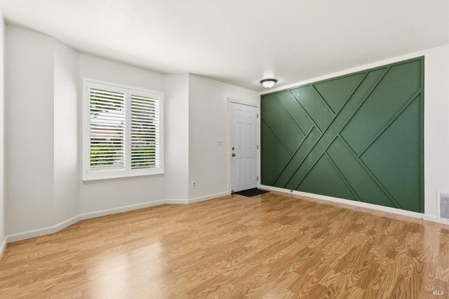 131 Cambridge Dr, Vacaville, CA 95687