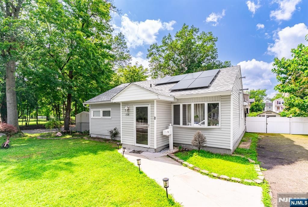 1528 Washington Avenue, Pompton Lakes, NJ 07442