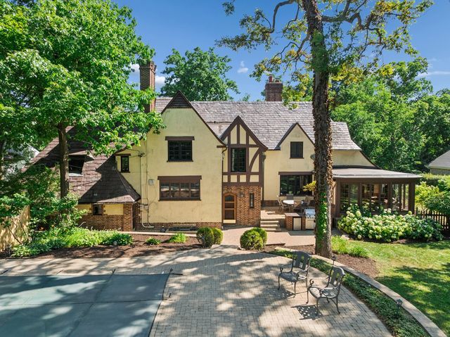 465 Dundee Road, Glencoe, IL 60022