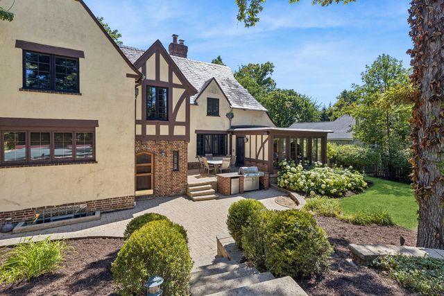 465 Dundee Road, Glencoe, IL 60022