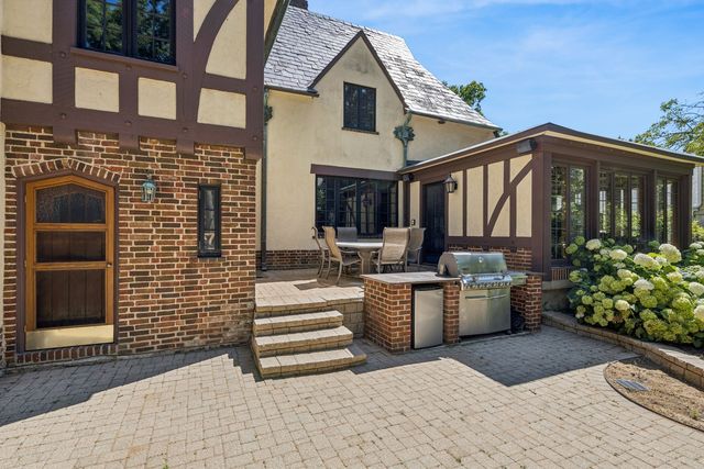 465 Dundee Road, Glencoe, IL 60022