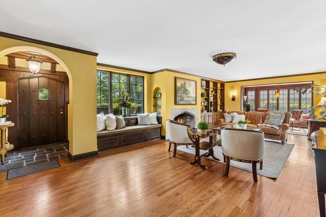 465 Dundee Road, Glencoe, IL 60022