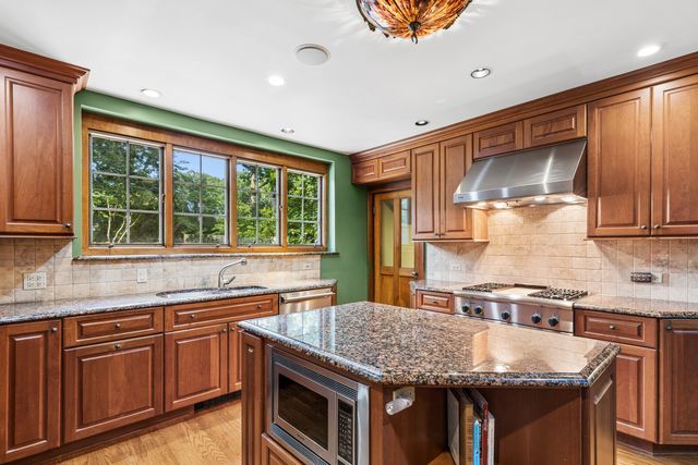 465 Dundee Road, Glencoe, IL 60022