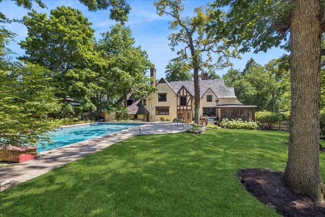465 Dundee Road, Glencoe, IL 60022