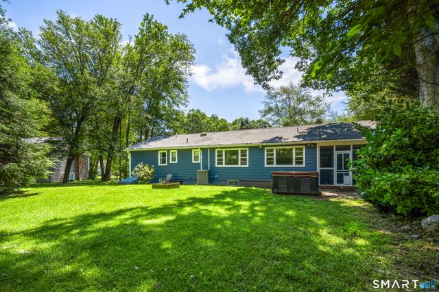31 Ravenwood Road, North Stonington, CT 06359