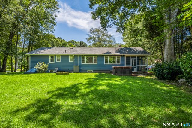 31 Ravenwood Road, North Stonington, CT 06359