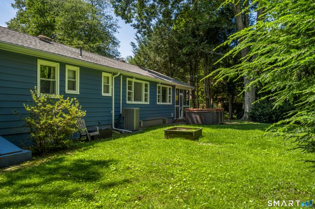 31 Ravenwood Road, North Stonington, CT 06359