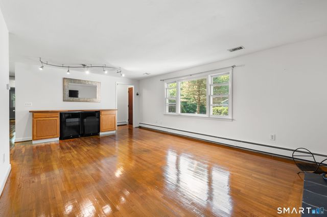 31 Ravenwood Road, North Stonington, CT 06359