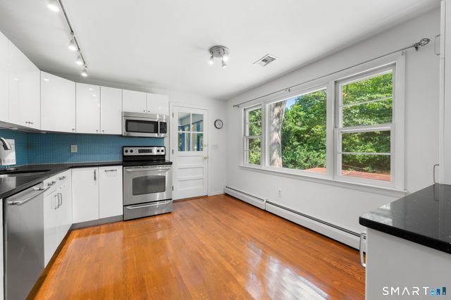 31 Ravenwood Road, North Stonington, CT 06359
