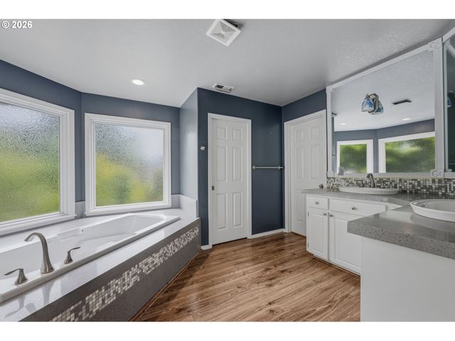 5825 RIDGETOP Ct, Lake Oswego, OR 97035
