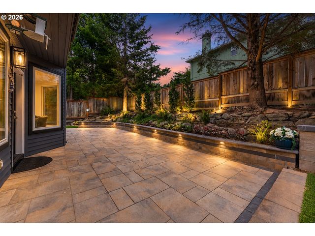 5825 RIDGETOP Ct, Lake Oswego, OR 97035