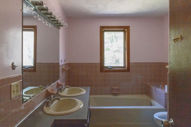 3 Rogler Farm Rd, Smithfield, RI 02917