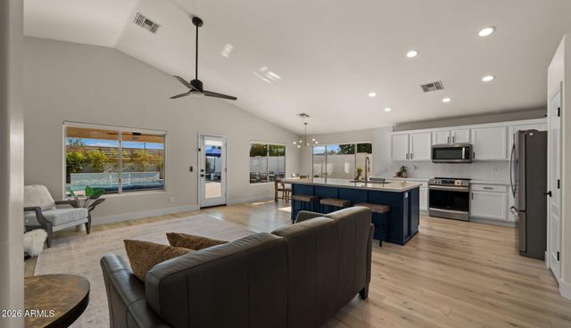 4049 E VISTA Drive, Phoenix, AZ 85032