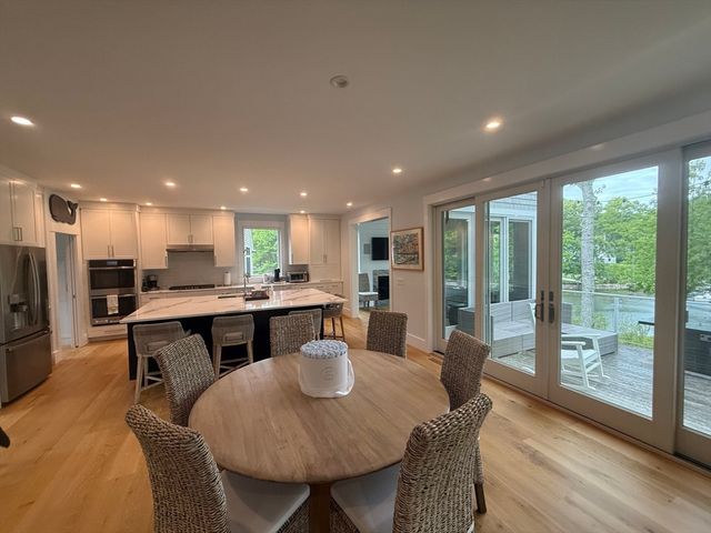 18 Spoondrift Cir, Mashpee, MA 02649