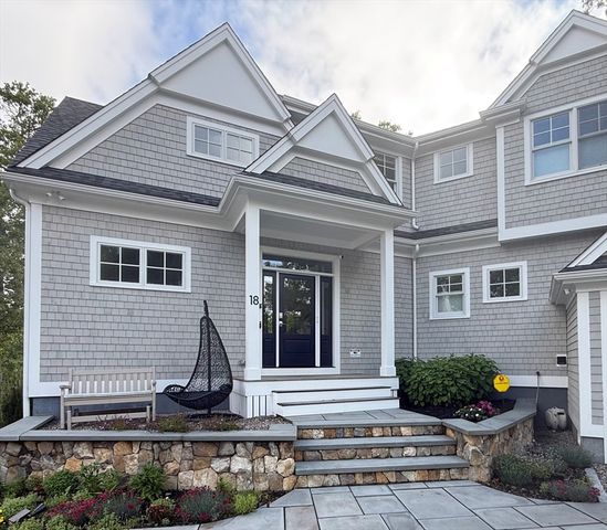 18 Spoondrift Cir, Mashpee, MA 02649