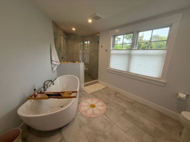 18 Spoondrift Cir, Mashpee, MA 02649