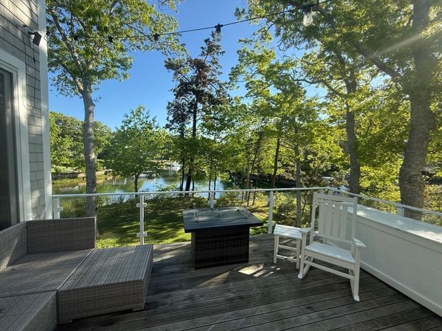 18 Spoondrift Cir, Mashpee, MA 02649