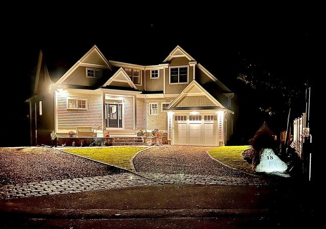 18 Spoondrift Cir, Mashpee, MA 02649